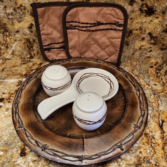 Brand New in Box HiEnd Accents BARBWIRE SALT & PEPPER SHAKER SET, 3" x 3.25" H - Picture 6 of 6